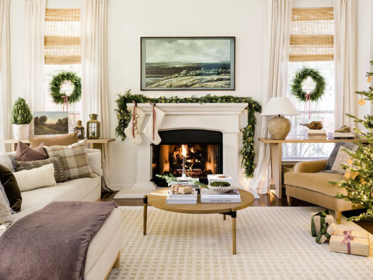 10 Festive Christmas Decor Ideas for the Living Room - Sak interiors